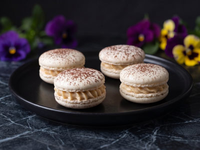 macarons-traiteur Plateau de mini-burgers au bœuf garnis de salade et présentés dans un pain brioché artisanal pour un buffet dînatoire gourmand.